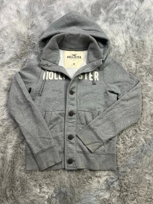 Hollister hoodie - Säljer denna sällsynta och mycket eftertraktade Hollister hoodie | Storlek M | Skick 9/10 | Vid eventuella frågor hör gärna av dig och erbjuder bra pris vid köp av bundle 😁✅