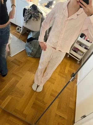 Ljusrosa pyjamas - Supermysig och super söt rosa pyjamas som har vita ränder. 