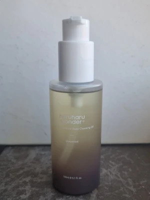Haruharu Wonder Cleansing Oil 150ml - Haruharu Wonder Black Rice Moisture Deep Cleansing Oil Unscented, rymmer 150 ml. Vegansk och tillverkad i Korea. Jag säljer denna pga att den inte passade min väldigt torra hudtyp. Används 3 gånger. Orginal pris 236kr.