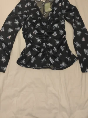 Blommig Blus  - Helt ny blus 