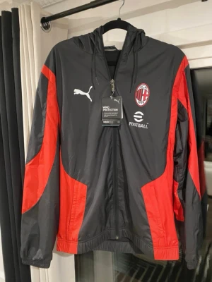 AC Milan Jacka  - AC Milan jacka i storlek S. Etiketten på jackan sitter kvar. 