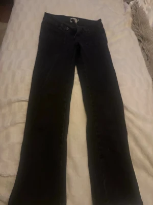 Svarta bootcut jeans - Säljer dessa lågmidjade bootcut jeans från lager 157💕Dom är knappt andvända och inga defekter alls. Dom är storlek xs full, jag är 166 och passar perfekt🥰