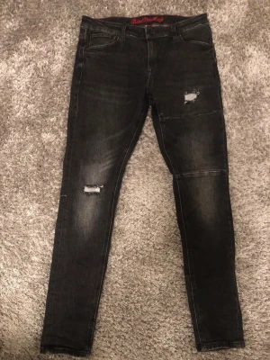 Svarta jeans med slitningar - Svarta jeans från blue monkey med slitningar