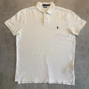 Vit Polo Ralph Lauren piké  - Jag Säljer en fet pike från Polo Ralph Lauren| skicket på tröjan är bra 8/10 | storlek M | ny pris 2000: mitt pris är 349 | skriv vid frågor och funderingar       