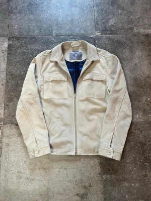 Human Scales Mocha Jacka - tjatja! nu säljer jag min riktigt feta human scales jacka som e perfekt nu till våren👏 de här e lätt dom fetaste jackorna man kan få tag på just nu🫡 Tveka inte på att skriva ifall du har fler frågor😉