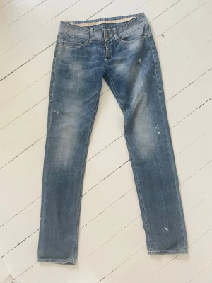 Dondup jeans  - Dondup jeans, Inga större defekter. Väldigt små på modellen  Modellen i bilderna är 180 cm 75 kg pch bär Storlek , W29  , Måtten i sista bilden är A: 39 cm B: 103 cm , Kom med frågor! 