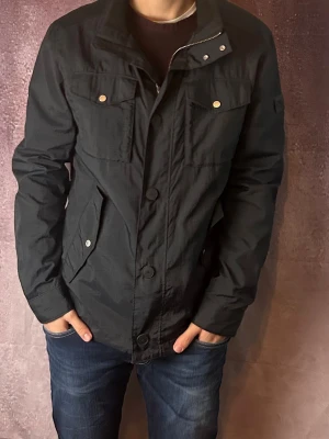 J.lindeberg field jacket bailey - Mycket fint skick | Size XL fits L (modellen är 188 cm 75 kg) | fraktar spårbart inom 24 timmar | för att köpa klicka ”köp nu” | vid frågor eller funderingar skriv ett meddelande | följare får bättre rabatter🙌