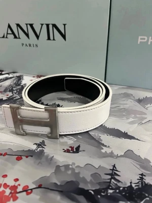 H-bälte - Säljer detta snygga bälte i vitt.