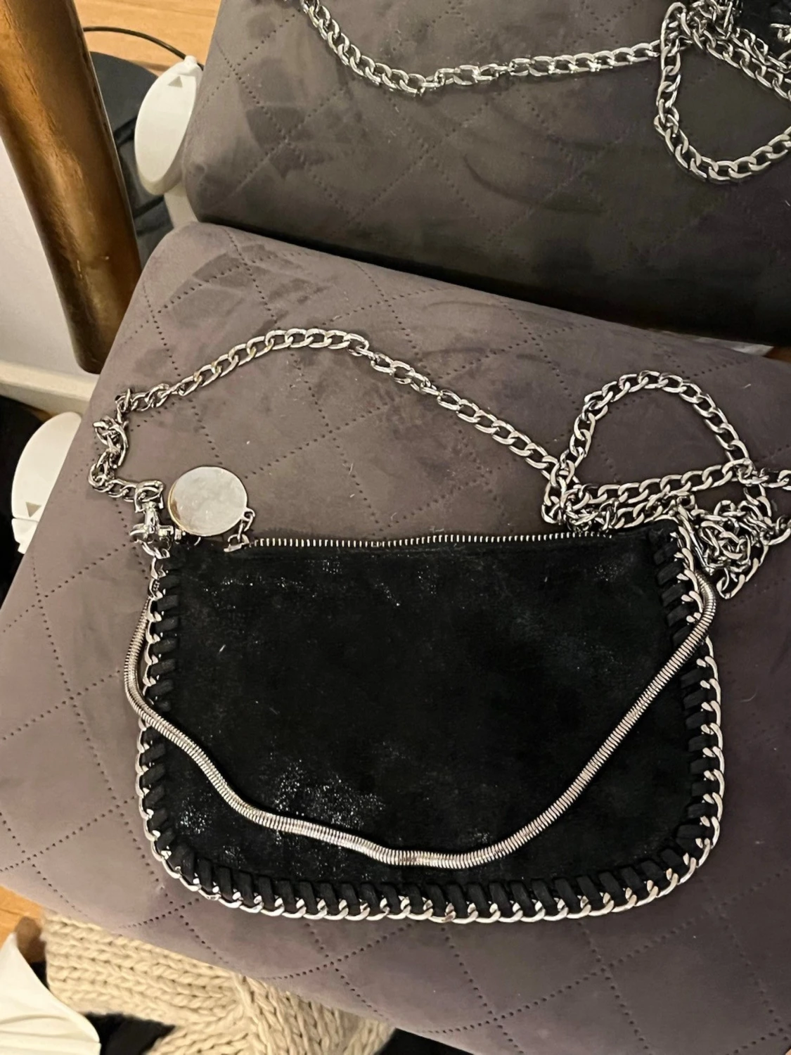 Svart kedjeväska