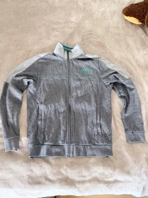 Hugo boss kofta  - Säljer min Hugo boss kofta då jag håller på och rensa min garderob! Perfekt nu till sommaren och super snygg till ett par svarta jeans 🙏🏼