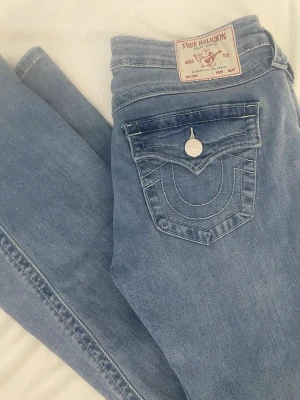 Lågmidjade bootcut jeans från True Religion i nyskick💗 - PRIS KAN DISKUTERAS!!💗                                     Säljer ett par helt nya och oanvända jeans ifrån True religion i modellen Joey storlek W27, jeansen är lågmidjade och bootcut💗Säljer de då jag köpte fel storlek. Kan även tänka mig att byta de mot ett par likadana jeans i nyskick storlek W25! Kontakta mig om ni vill ha fler bilder eller om ni undrar över något💗