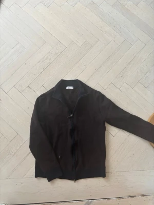 Gran Sasso zip tröja - Gran Sasso zip tröja i fint skick. Den är i färgen blå/brun/röd. Tyvärr är den liten krympt så passar ungefär S/M. Kom med minsta fundering!