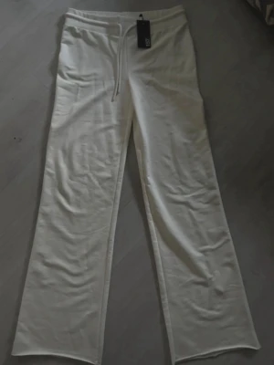 mjukisbyxor - fina mjukisbyxor ifrån lager 157 i modell ”ebba” 💗 säljer för att dom är för korta. jag har även sprättat upp benen som man kan se på andra bilden 🫰skriv för mått