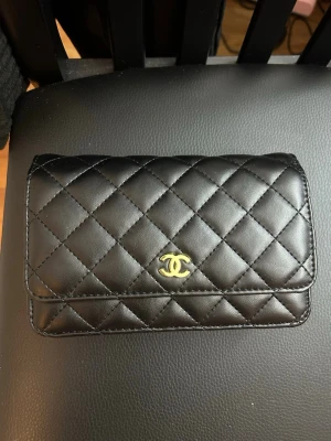 AxelVäska - Helt ny, röd inuti, guldiga band