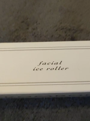 Facial ice roller från Tromborg - Snygg och stilren facial ice roller från Tromborg. Perfekt verktyg för ansiktsmassage och för att fräscha upp huden. Kommer i en vit förpackning med minimalistisk design. Ett måste i din skönhetsrutin för en svalkande känsla.
