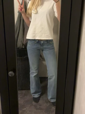 Bootcut jeans - Säljer ett par  bootcut jeans med lågmidja från Weekday i storlek 32💕🙏🏼.