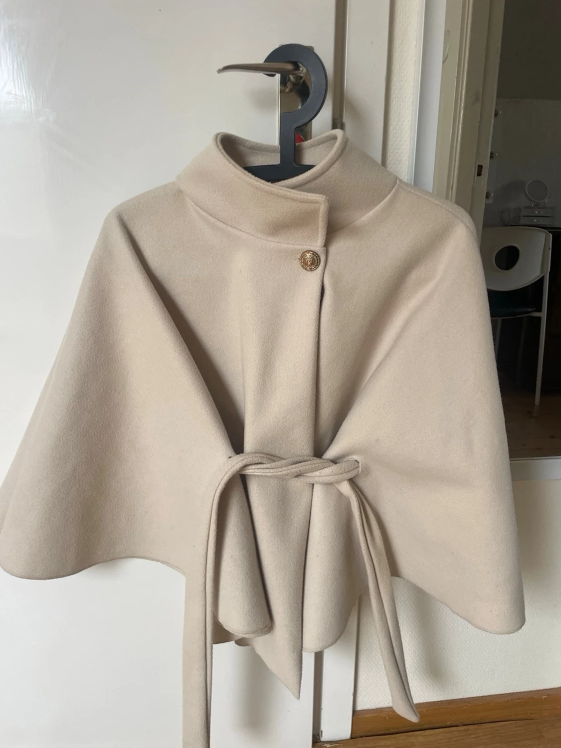 Beige cape-kappa med knytband