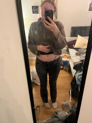 Svarta raka jeans med låg midja - Säljer ett par svarta jeans med rak passform och låg midja. Jeansen har klassiska fem fickor och bälteshällor. Perfekta för dig som gillar en avslappnad och enkel stil. Materialet är denim och färgen är svart.