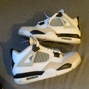 Jordan 4 - Säljer nu ett par Jordan 4 i mycket bra skick. Storlek 42. Box tillkommer 