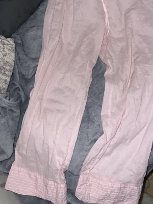 Ljusrosa linnebyxor byxor från Twilfit - Tillverkade i ett mjukt och tunt material som känns skönt mot huden. 