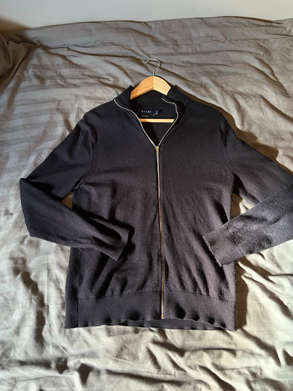 Svart merinoullströja från Riley