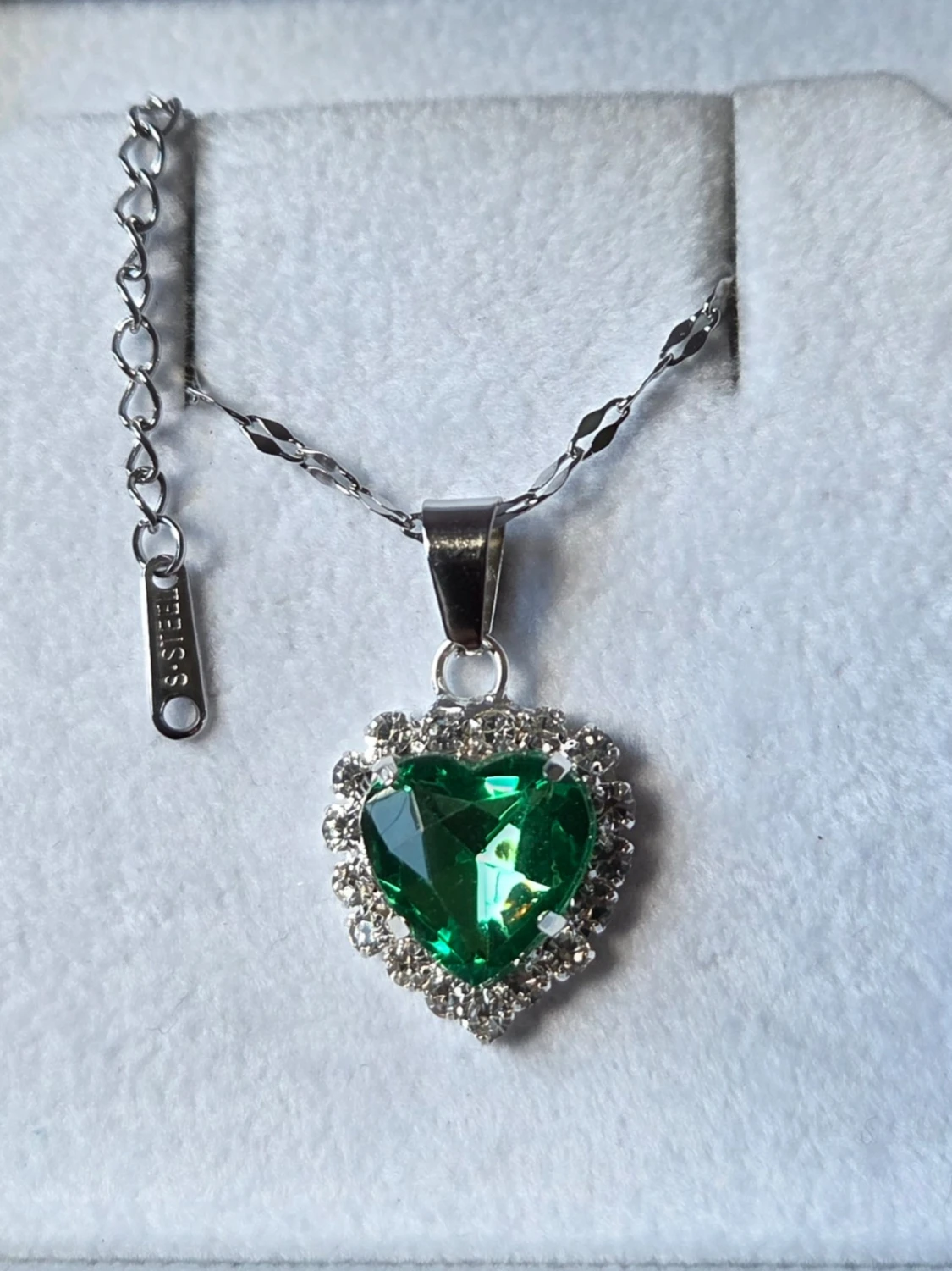Halsband med grönt hjärthänge - 3