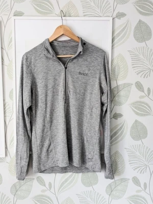 Grå träningströja från Blacc - - Jätteskön elastisk tröja..  - Storlek L.  - Använd en handfull gånger så i jättefint skick jag hittar inget att anmärka på mer på att texten i tröjan är bortskavd.  - Jag kan ha missat någon miniskavank men jag har försökt att granska så gott det går.