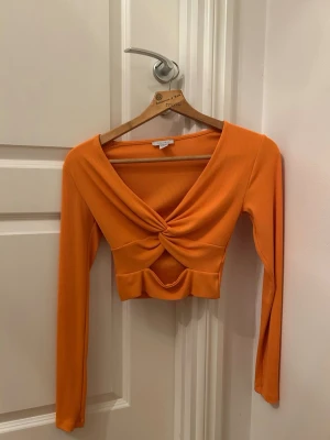 Orange långärmad twistad crop top - Jätte söt orange top i fint skick.