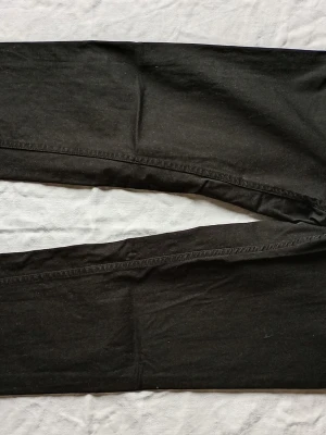 Svarta chinos - Säljer ett par svarta skinny jeans med smal passform och klassisk femficksdesign. Jeansen har normal midja och är tillverkade i ett stretchigt material som sitter snyggt. Perfekta till en avslappnad streetstyle-look.