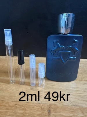 Parfums de Marly Layton 2ml - Parfums de Marly Layton ✨ En söt, kryddig och elegant doft. En av de mest hypade nischparfymerna.  Lyxig och väldigt populär.  🍂❄️ Passar bäst: höst, vinter  ✨ För dig som vill ha komplimanger nonstop.  🔥 Rekommenderar bundle – 15+ andra exklusiva parfymer finns.  Priser: 2ml – 49kr 3ml – 59kr 5ml – 89kr 10ml – 159kr  💎 1 ml ≈ ca 20st sprays 