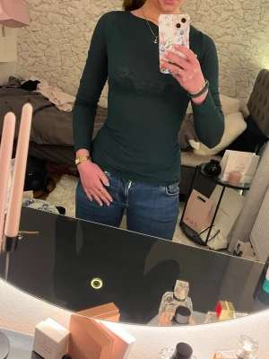 Mörkgrön intimissimi tröja - Intressekoll för min otroligt fina smaragdgröna intimissimitröja. Storlek S, aldrig använd och finns inte att köpa längre.