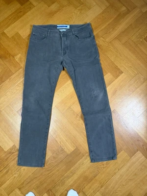 Grå slim fit jeans från Jacob Cohen - Säljer ett par grå slim fit jeans från Jacob Cohen. Jätte bra skick storlek 36 nypris över 5500kr 