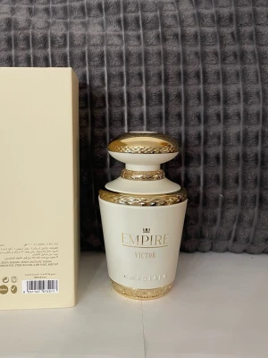 Empire Victor  från Khadlaj - Empire Victor från Khadlaj 100ml se bild för mängd kvar. Se bilder för produktionsdatum. Det är korrekt för citron karamell vanilj doften,  citron gourmand