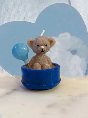 Nalleljus - Går att få i andra färger - Perfekt som present till någon du tycker om – eller som fin dekoration hemma 🧸  ✨ Tillverkad för hand i naturligt sojavax ✨ Varje ljus är unikt – ingen exakt likadan ✨ Superfin till babyshower, dop eller födelsedag ✨ Kan fås inslagen som present (se bild) 🎁  Doft: odoftad   💌 Kan göra fler vid intresse! 💌 Går att få i andra färger på beställning  👉 Först till kvarn – gör bara ett fåtal åt gången  👉 Skickas snabbt!   ⚠️ OBS: Främst dekorationsljus – om det tänds, använd underlag och lämna aldrig u