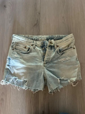 Jeansshorts - Fina boyfriend jeansshorts i storlek 25! Använda några gånger men i ett fint skick! Den enda skavanken är ett litet hål vid knappen (sista bilden)🤍