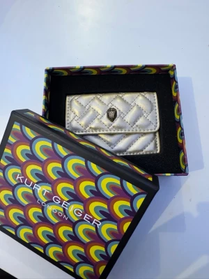 Mini Kurt Geiger väska - Snygg quiltad mini guld Kurt Geiger väska . Perfekt för kort och småsaker.