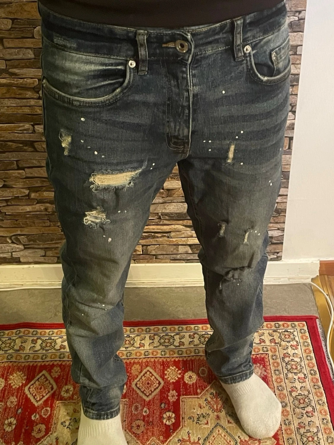 Mörkblå slitna jeans med hål