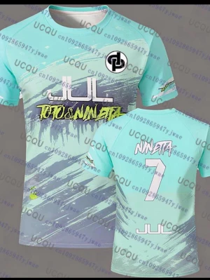 T-shirt JUL Toto & Ninetta tryck - Säljer en sportig t-shirt med JUL Toto & Ninetta-tryck, finns i både ljusblått och rosa med coolt grafiskt mönster. Tröjan har rund hals, korta ärmar och siffran 7 samt Ninetta på ryggen. Perfekt för dig som vill sticka ut på träningen.