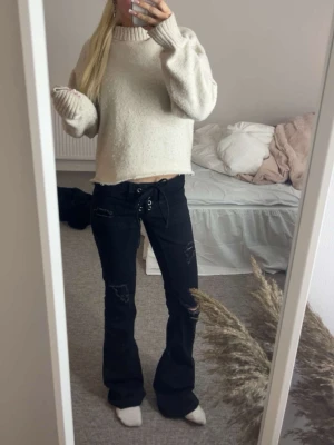 svarta jeans med hål - säljer mina superfina jeans med hål från gina! superbra skick🥰🥰
