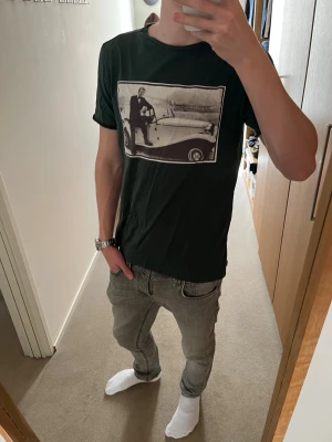 Limitato t-shirt - Tjena, säljer denna riktigt feta Limitato t-shirten. Tröjan är mörkgrön med ett snyggt motiv. Storlek S, killen på bilden är 182 cm. Släng iväg ett dm för frågor! 🙌🍾