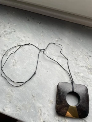 Halsband med stort hänge - Halsband med justerbart band och hänge av trä💕