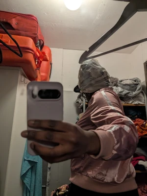 Ljusrosa bomberjacka med glans 🤩🤩 - Säljer en ljusrosa bomberjacka med glansig finish och ribbade muddar. Jackan har dragkedja framtill och klassisk bomberpassform. Perfekt för dig som vill ha en stilren men ändå trendig look.