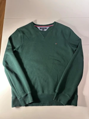 Grön Tommy Hilfiger sweater  - Tja den är i mycket bra skick i storlek M/S från Tommy Hilfiger 
