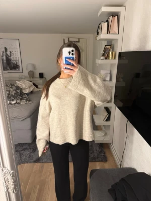 Beige stickad tröja - Mysig beige stickad tröja. Inga skador eller liknande😊