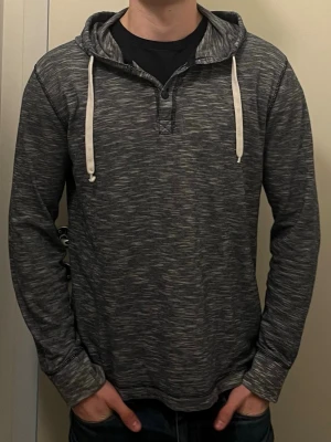  hoodie från H&M L.O.G.G. - En najs hoodie från H&M LOGG som inte säljs längre. Står storlek L men sitter som M. Den har två knappar som man kan knäppa om man vill ha den lite mer stängd.