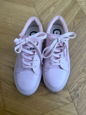 GANNI skor - Säljer ett par ljusrosa sneakers från GANNI i nyskick! Pris kan diskuteras!