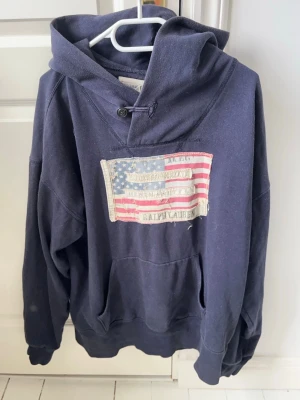 Ralph lauren denim and supply hoodie  - Ralph lauren denim and supply hoodie, väldigt stor på modellen. Inga defekter men är använd! Modellen i bilderna är 180 cm 75 kg och bär Storlek L , Kom med frågor! 🌟 (Kan gå ned i pris vid köp av paket 😉) 