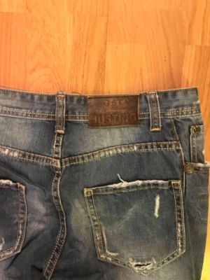 Slitna jeans  - Storlek 30 midjemått:41 cm Innerbenslängd: 70 cm 