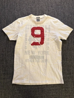 Abercrombie & Fitch T-shirt ~ sällsynt  - Säljer nu denna T-shirt ifrån ” Abercrombie & F” Storlek L/M | Sällsynt modell | perfekt nu till våren | Frågor och fundering meddela direkt,😊 Obs kan även gå ner i (pris) vid snabb affär! Fraktas inom 24h 📦