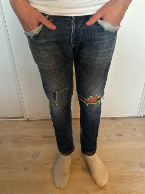 Dondup ”George” - Säljer dessa snygga Dondup George. Det är W34. Självklart äkta✅. D’et på bakfickan är dock löst men åker inte av. Skriv vid extra bilder o funderingar. Kan gå ner i pris vid snabb affär. MVH KS Collective 
